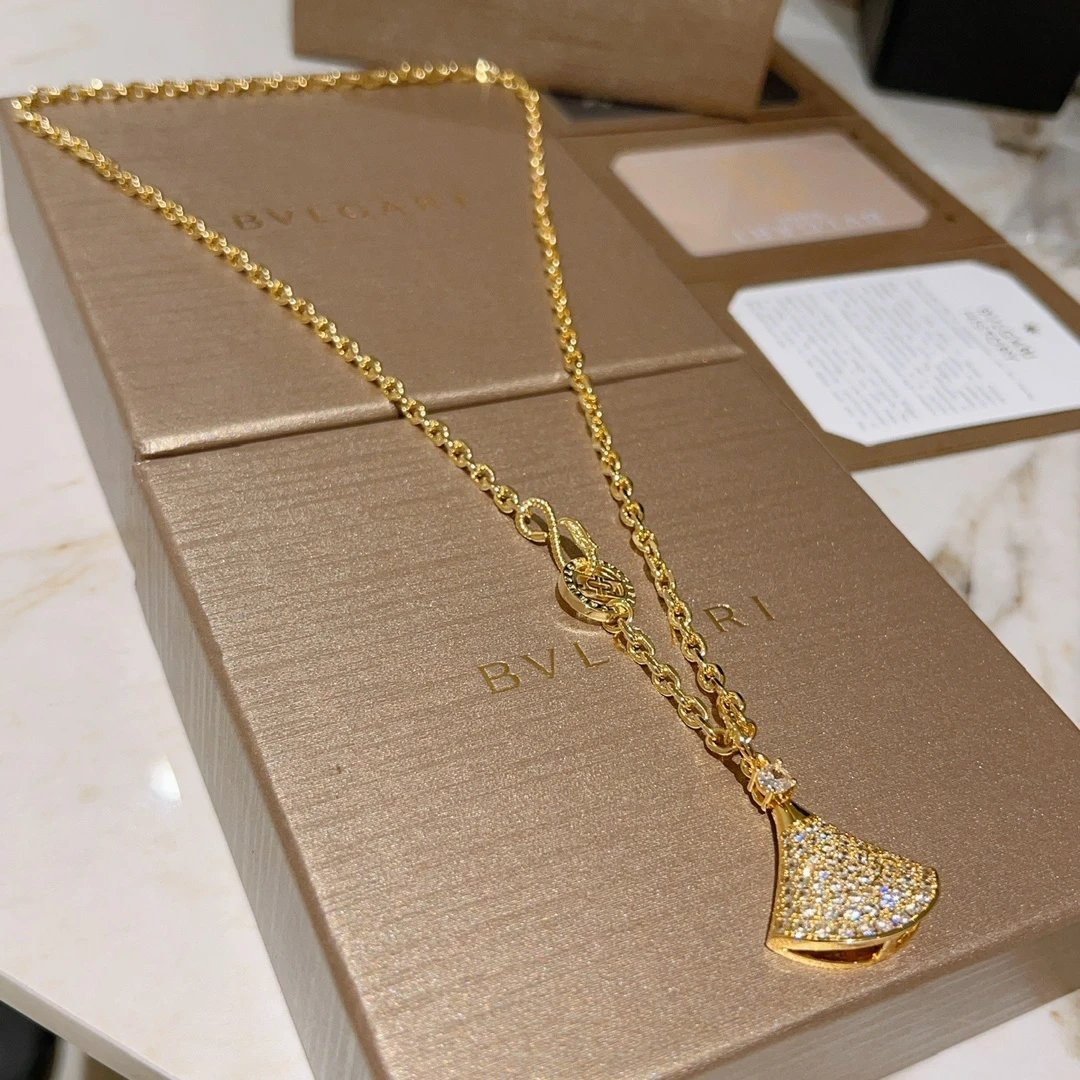 Bulgari necklace V gold material  