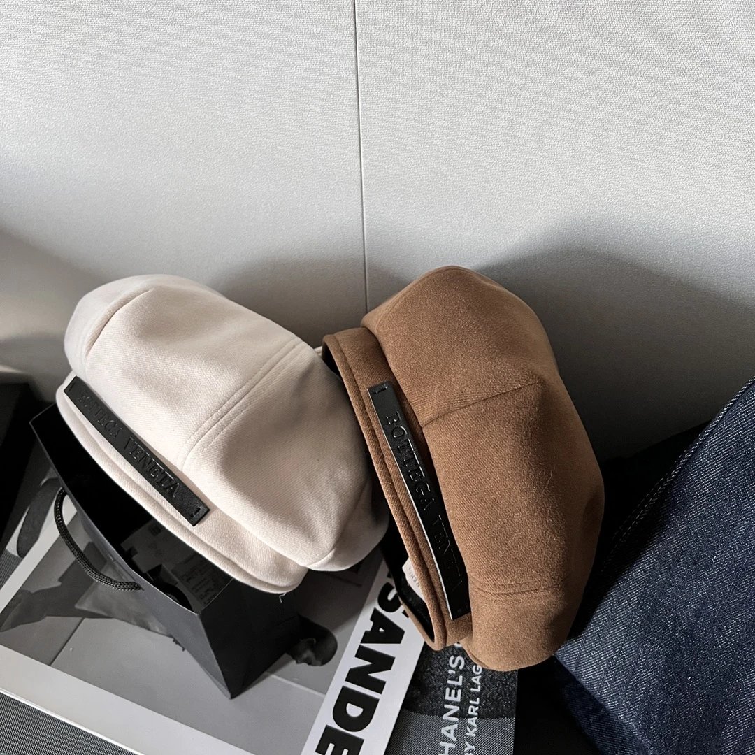 Suede solid color beret  